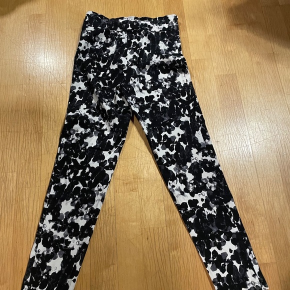 Frank Lyman Size 6 Floral Black and White Pants - Picture 5 of 5